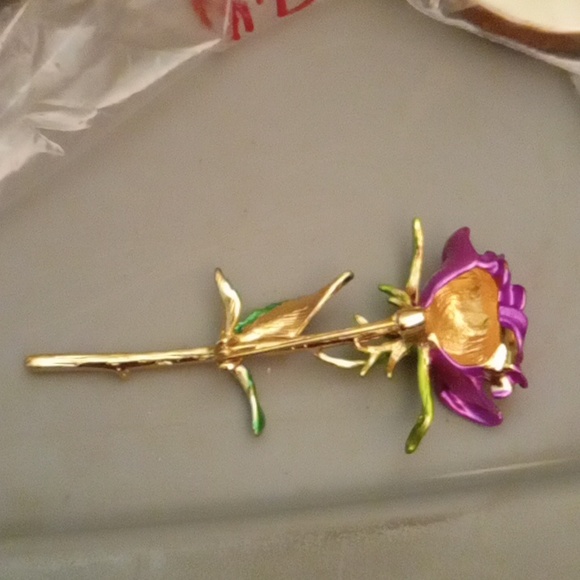😘🥰BEAUTIFUL!/ PURPLE ROSE BROOCH 🌹 😍 - Picture 2 of 3